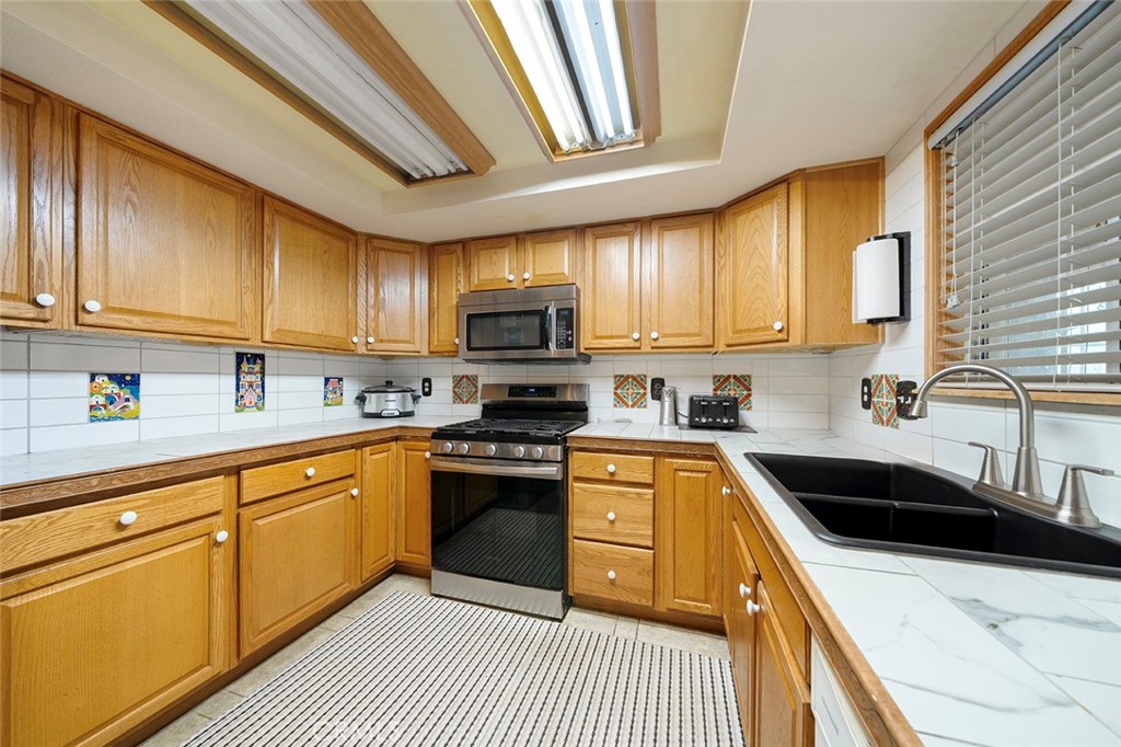 15967 Wichita Road Apple Valley, CA 92307 - Photo 12 of 34