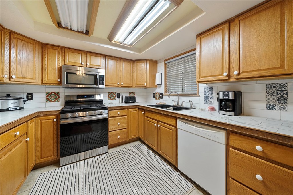 15967 Wichita Road Apple Valley, CA 92307 - Photo 13 of 34