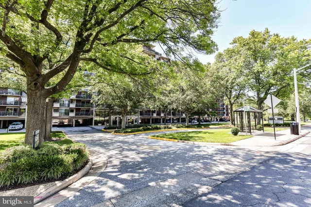 $3,000 | 1300 Army Navy Drive, Unit 817, Arlington, VA 22202