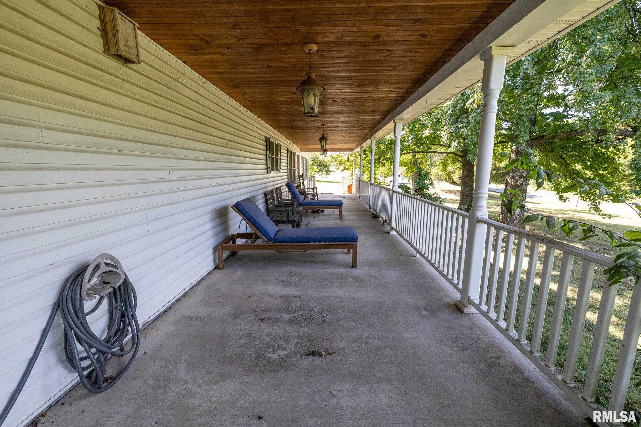 575 Wildcat Bluff Road Vienna, IL 62995 - Photo 4 of 60