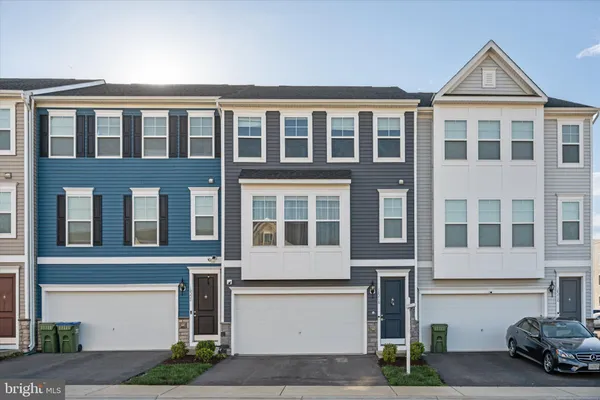 $545,000 | 18218 Summit Pointe Drive, Triangle, VA 22172