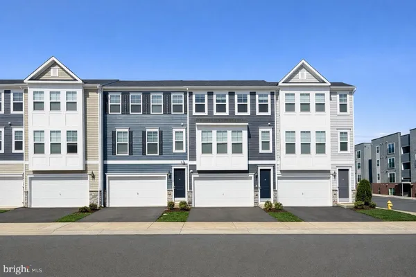 $545,000 | 18218 Summit Pointe Drive, Triangle, VA 22172