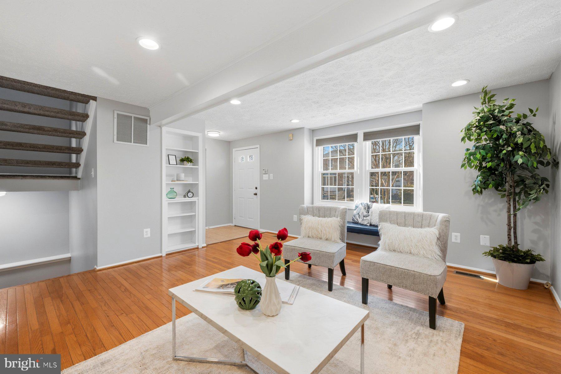 5 Pontiac Way Gaithersburg, MD 20878 - Photo 6 of 40 a living room with furniture and potted plant