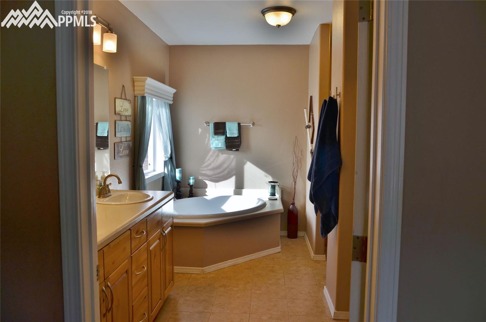 137 Pike View Road Florissant, CO 80816 - Photo 16 of 36 Master Bathroom