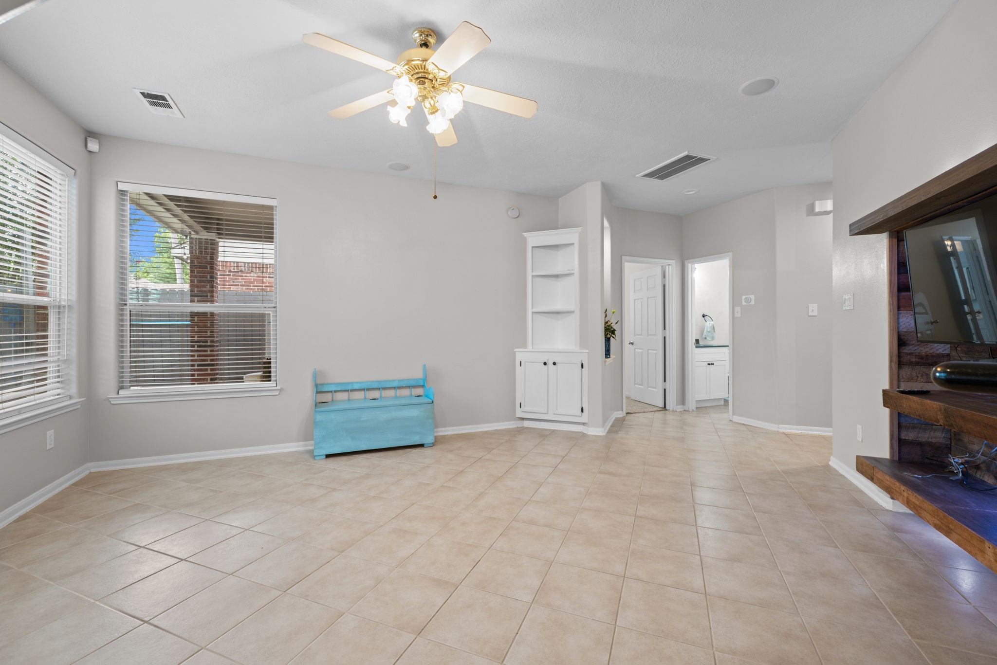 19114 Emory Trail Spring, TX 77388 - Photo 11 of 44 an empty room with windows and closet