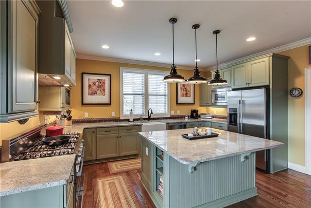 State of the art kitchen with 8 burner stove 2 ovens