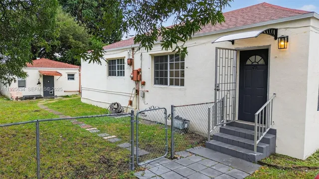 a view of a house with backyard