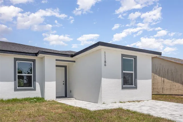 a view of a house with backyard and garden