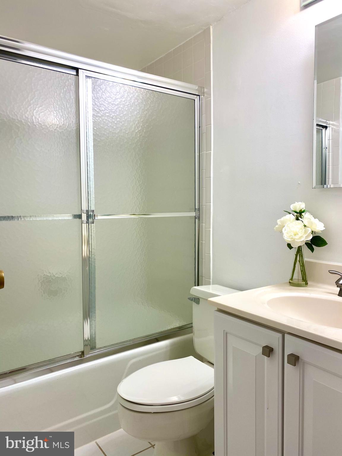 2501 Calvert Street Northwest, Unit 401 Washington, DC 20008 - Photo 16 of 45 Primary bathroom with shower and a tub
