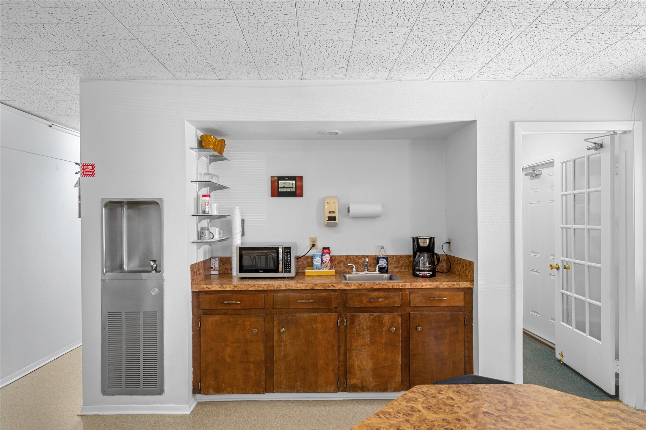 6910 Winton Street Houston, TX 77021 - Photo 14 of 50 a room with furniture a washer and dryer