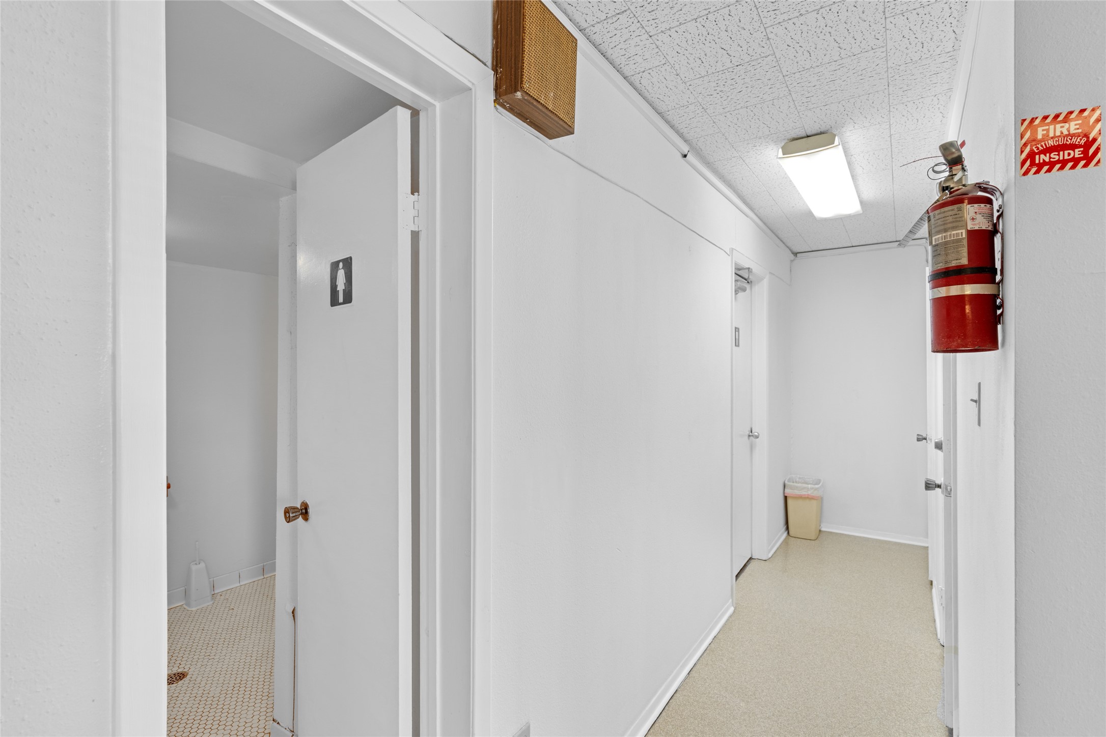 6910 Winton Street Houston, TX 77021 - Photo 16 of 50 a view of a hallway with bathroom