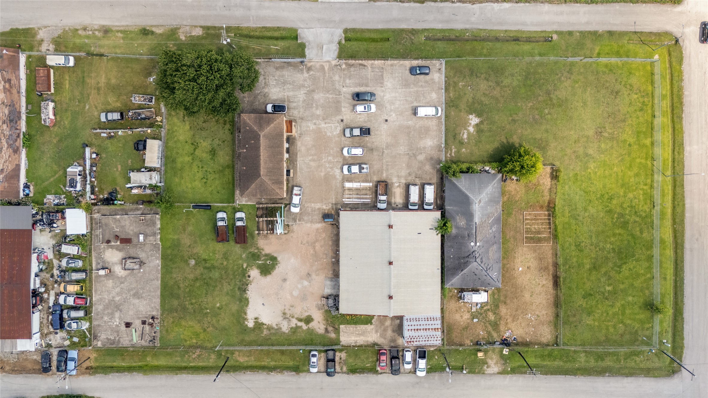 6910 Winton Street Houston, TX 77021 - Photo 2 of 50 aerial view of a residential apartment building with a yard