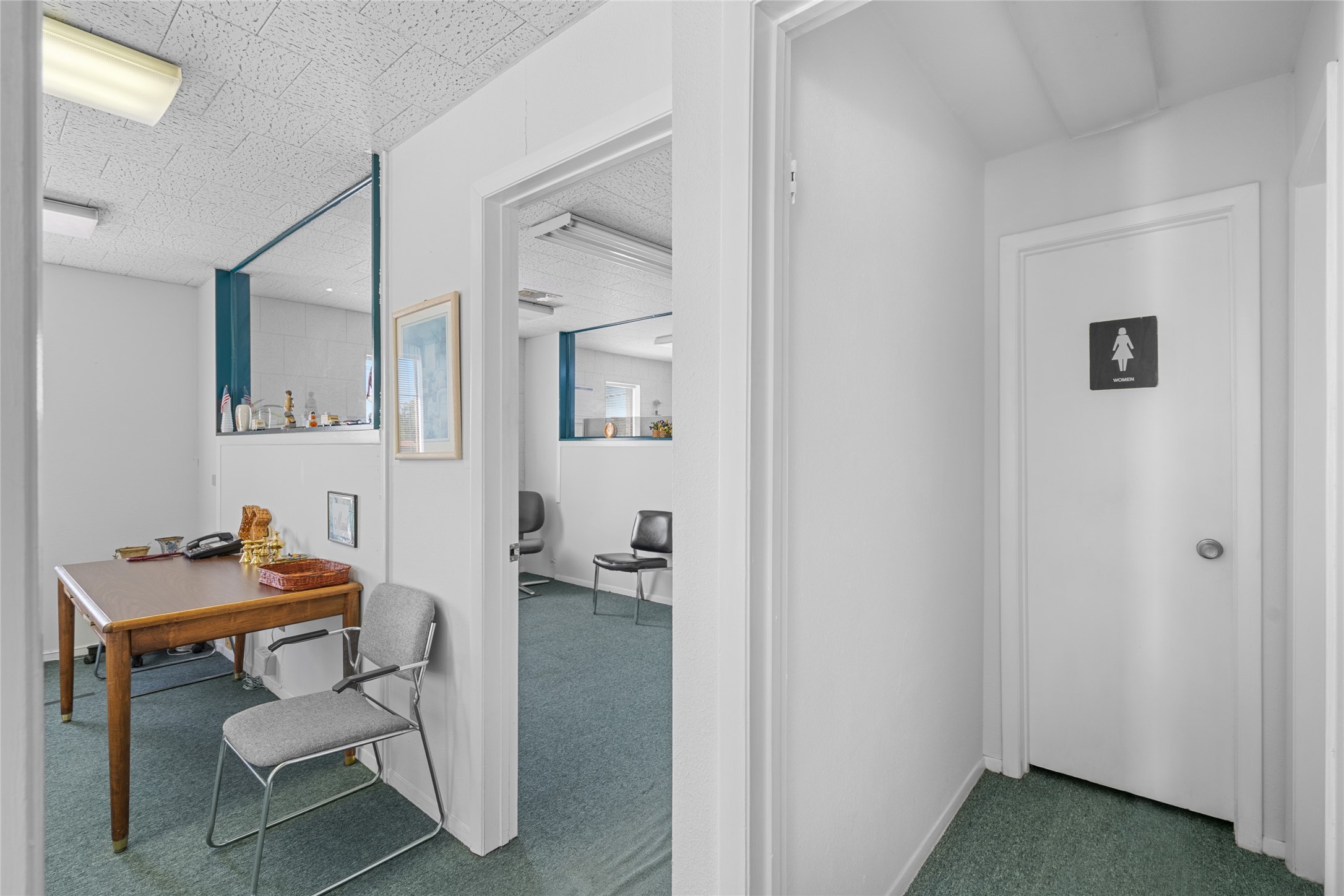 6910 Winton Street Houston, TX 77021 - Photo 25 of 50 a room that has a table and chair in it