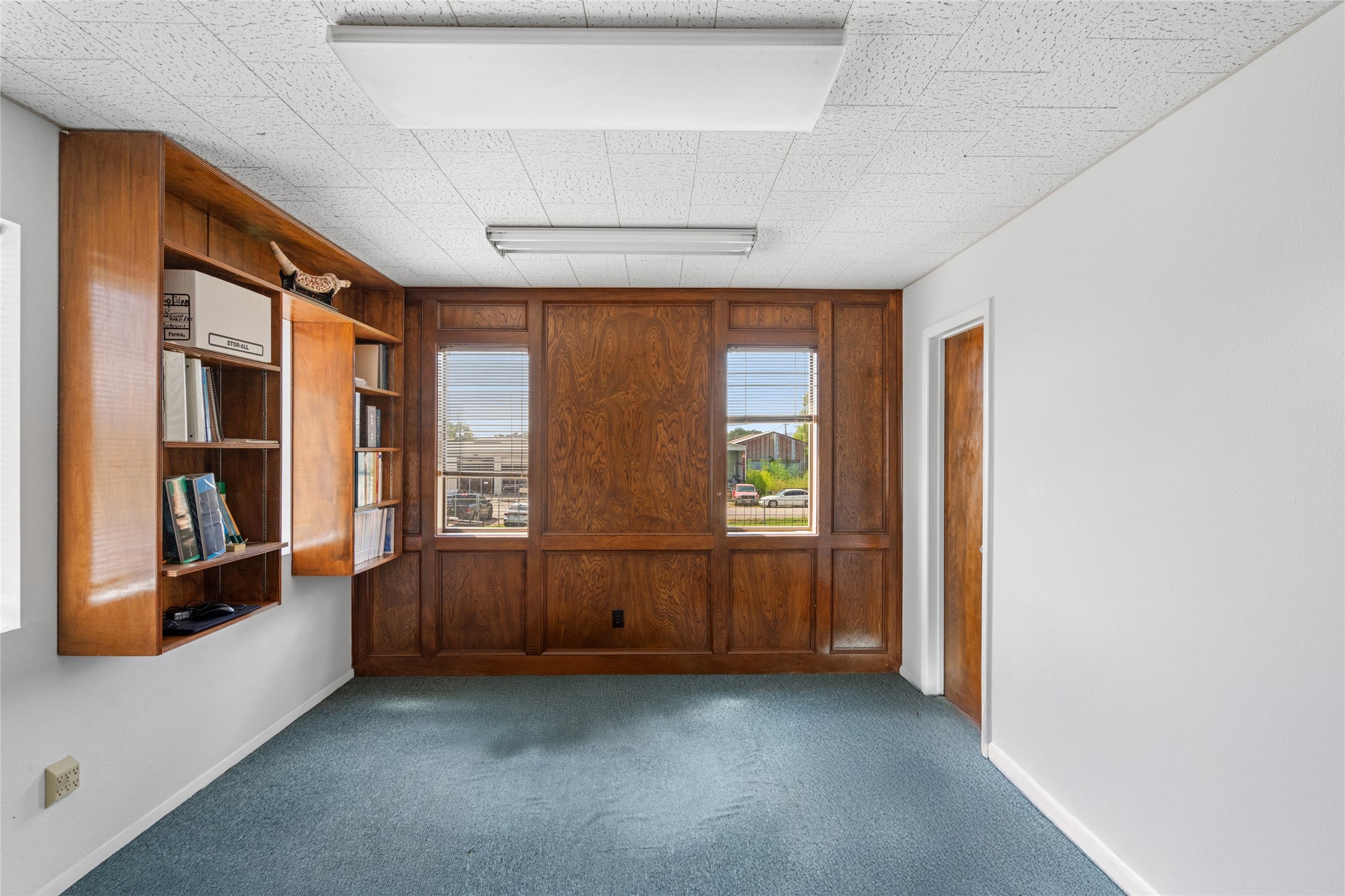 6910 Winton Street Houston, TX 77021 - Photo 36 of 50 an empty room with windows