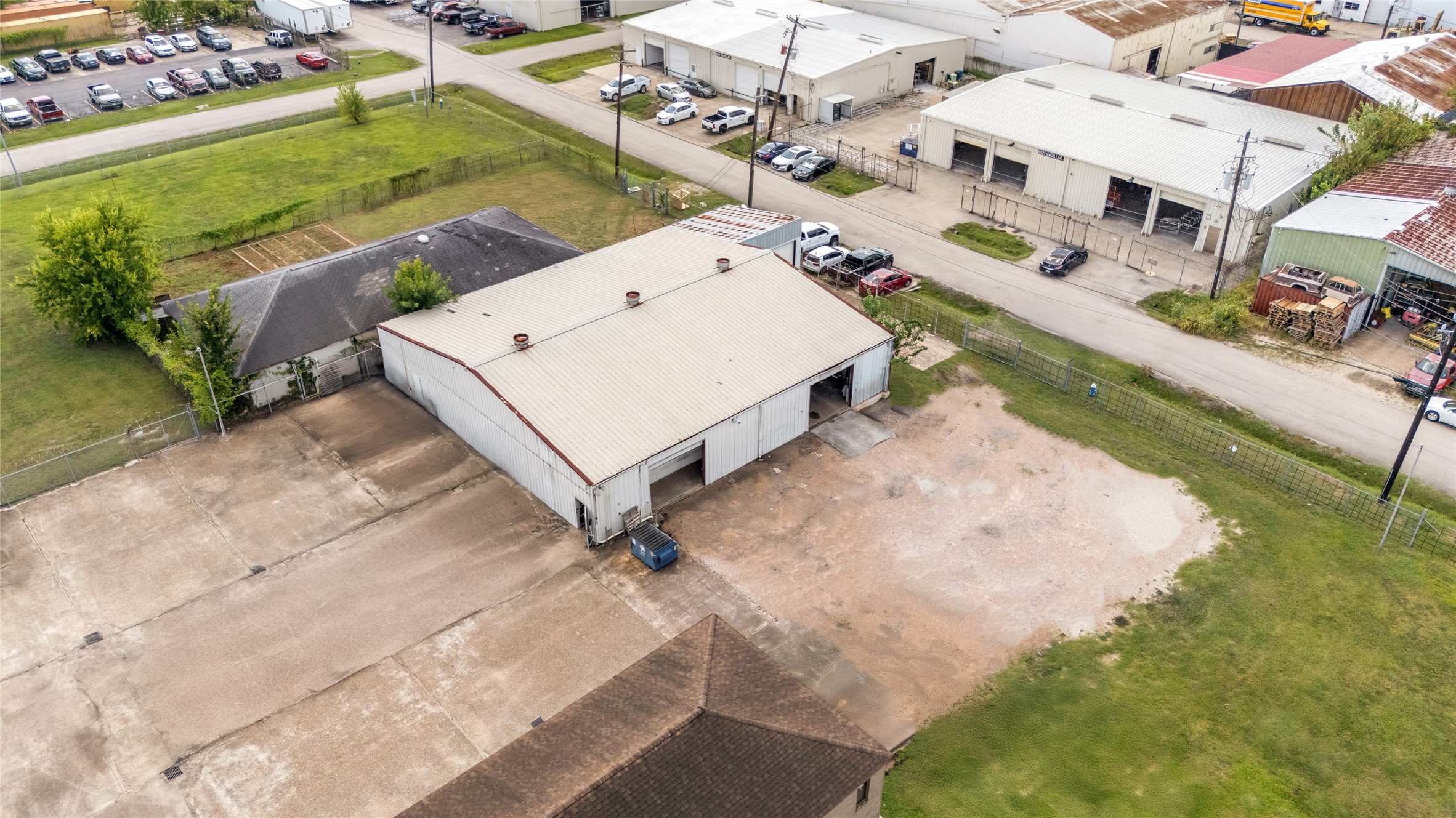 6910 Winton Street Houston, TX 77021 - Photo 41 of 50 an aerial view of a house with a yard and lake view
