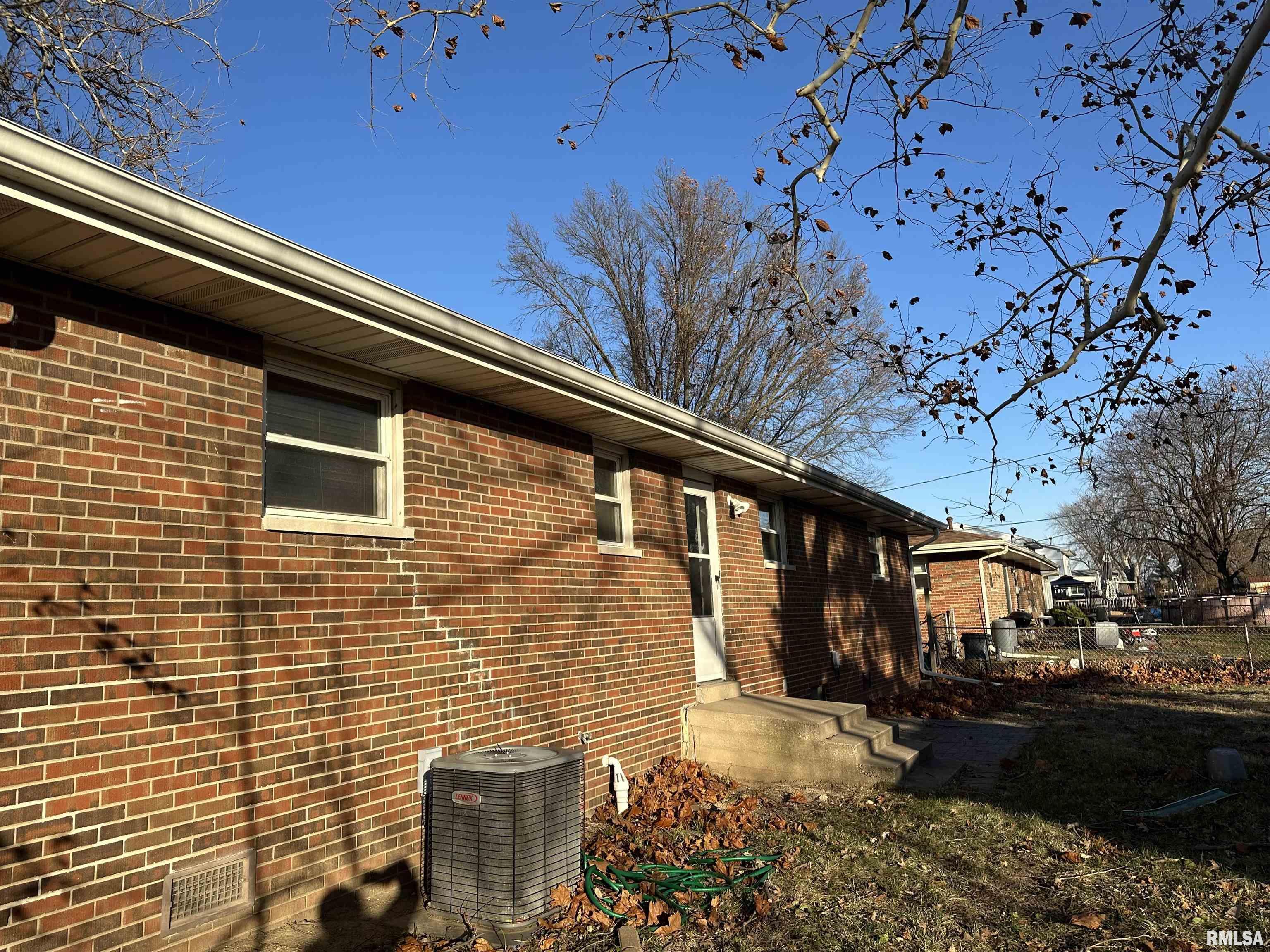 2416 West Overhill Road Peoria, IL 61615 - Photo 21 of 25 Gallery Image 21