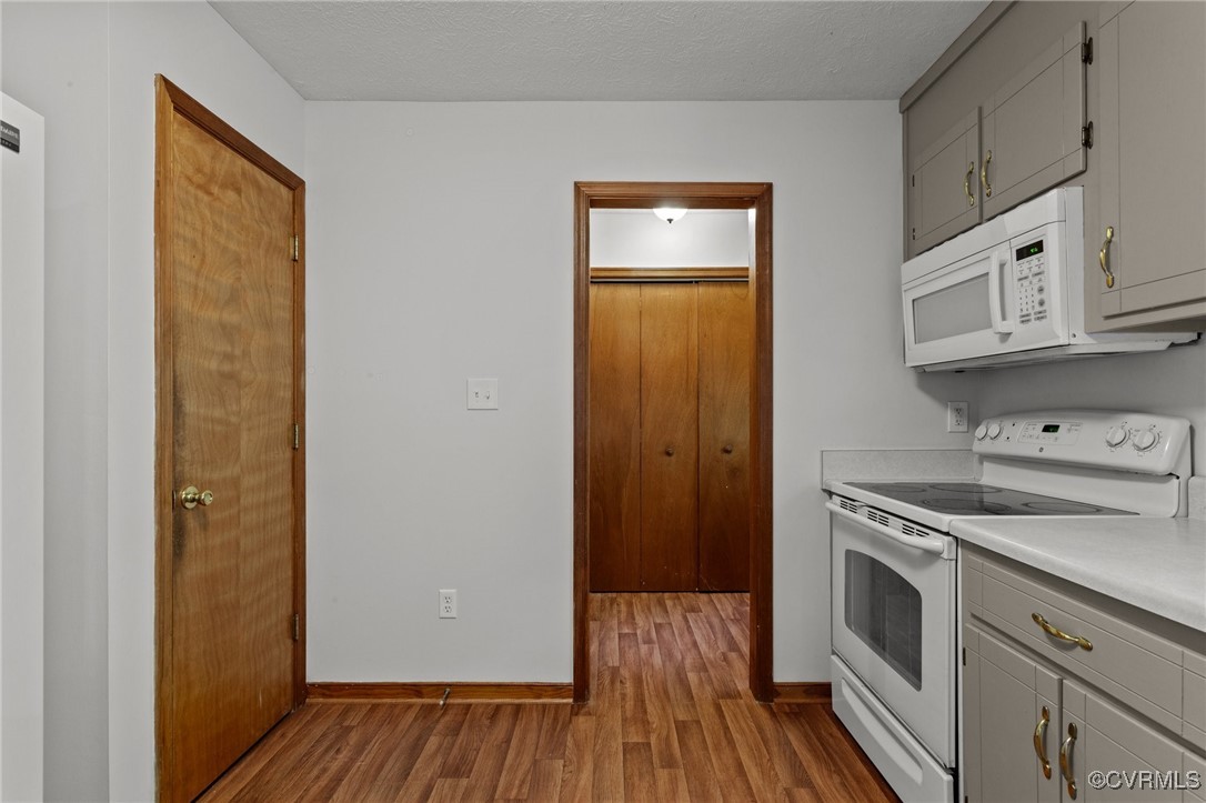 3138 Pineview Drive Powhatan, VA 23139 - Photo 29 of 46 a kitchen with stainless steel appliances granite countertop a stove and a refrigerator