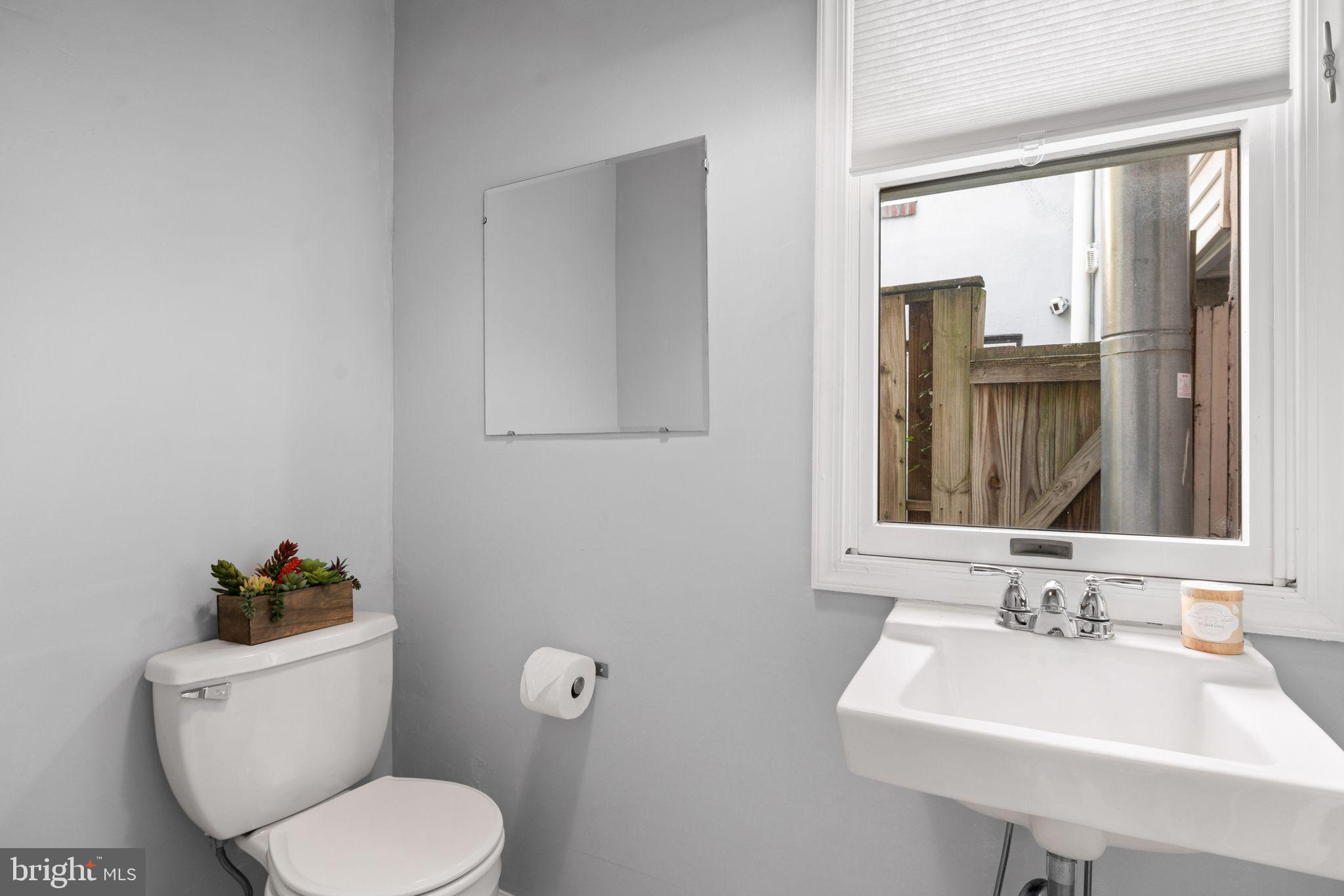 808 South 3rd Street Philadelphia, PA 19147 - Photo 6 of 25 1st Floor Powder Room