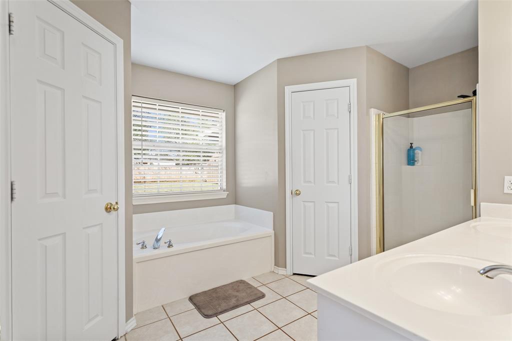 706 Maji Road Whitehouse, TX 75791 - Photo 18 of 37 a bathroom with a bathtub and a shower