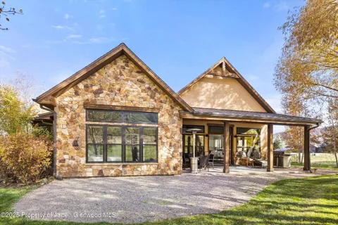 a view of a yard in front of house