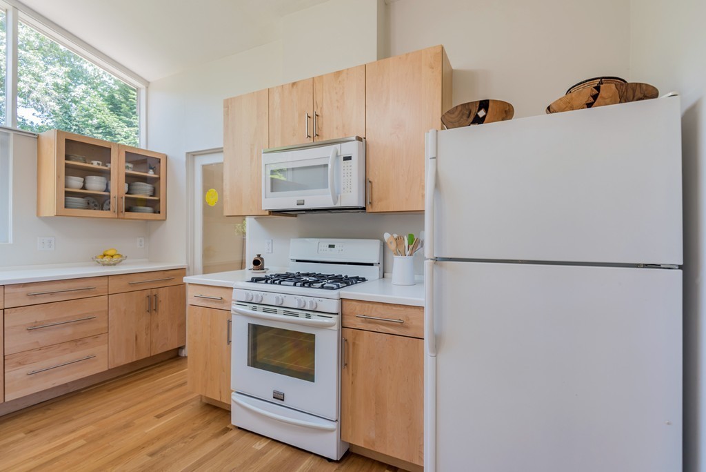 8 Mayflower Road Andover, MA 01810 - Photo 5 of 26 Gallery Image 5
