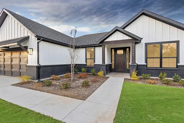 a view of a house with porch and garden