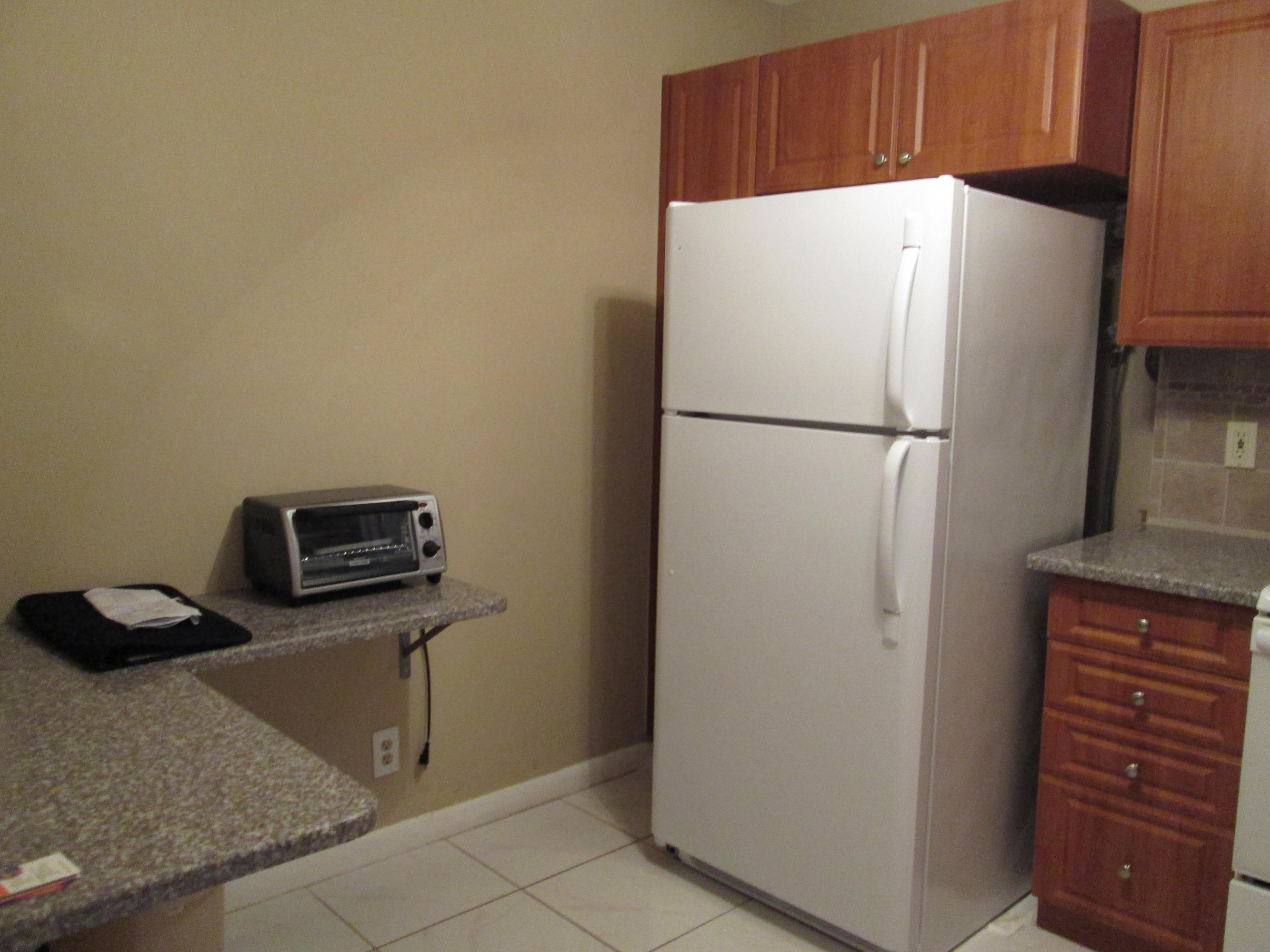 1029 Wolverton East, Unit 1029 Boca Raton, FL 33434 - Photo 5 of 9 eat-in kitchen