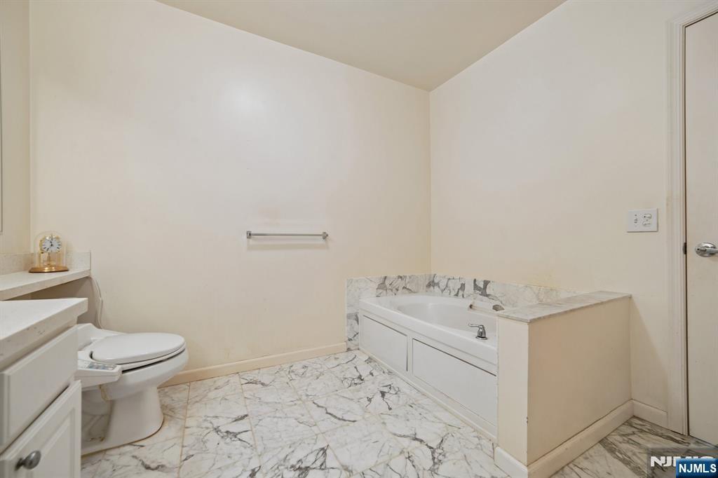 249 The Promenade Edgewater, NJ 07020 - Photo 16 of 29