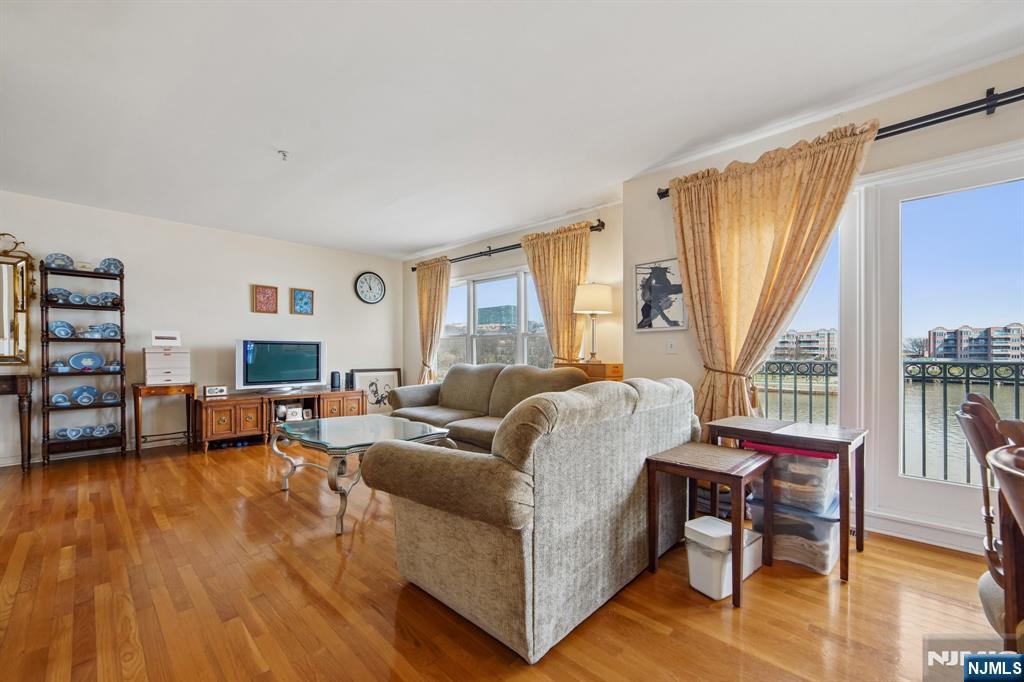 249 The Promenade Edgewater, NJ 07020 - Photo 4 of 29