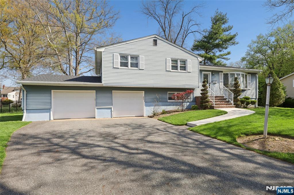 35 Robin Road Wayne, NJ 07470 - Photo 2 of 37 a front view of house with yard and green space