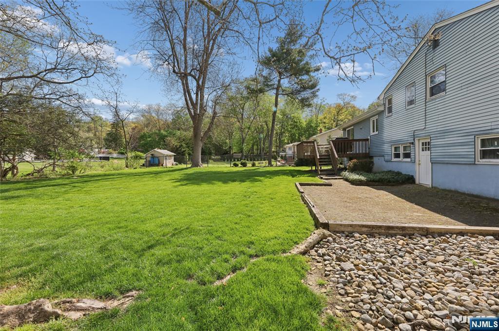 35 Robin Road Wayne, NJ 07470 - Photo 36 of 37 a view of a patio with a yard
