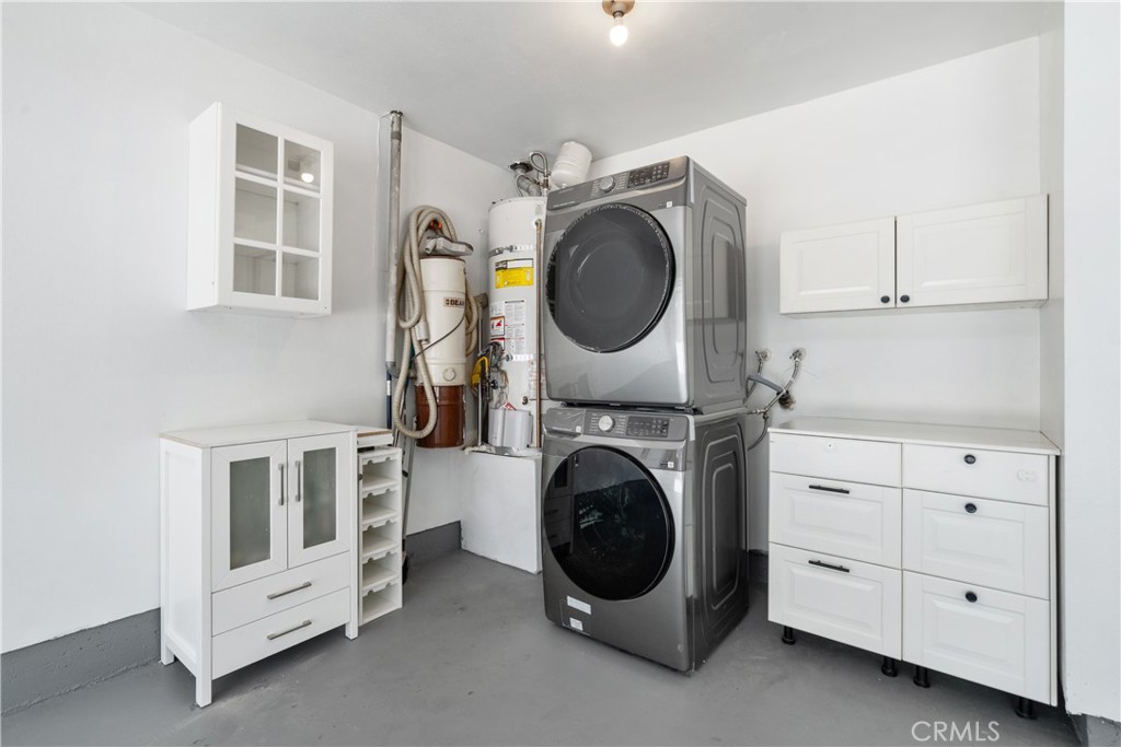 18435 Keswick, Unit 10 Reseda, CA 91335 - Photo 25 of 34 a utility room with closet dryer and washer