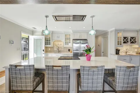 $1,370,000 | 2850 Gulf Shore Boulevard North, Unit 201, Naples, FL 34103