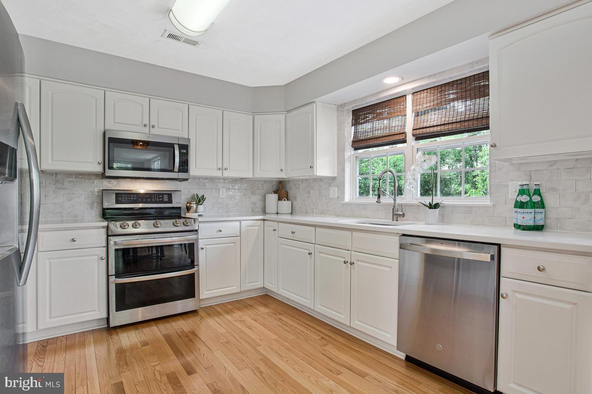 308 Arlington Court Severn, MD 21144 - Photo 9 of 39 Upgraded Quartz Countertops