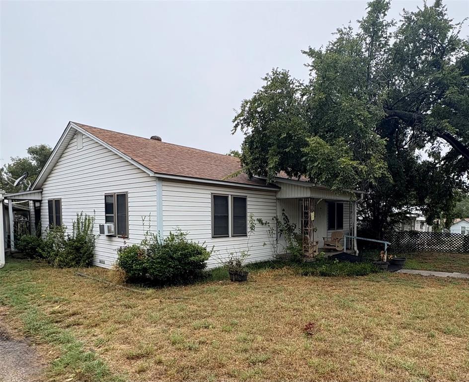 a view of a house with backyard and garden