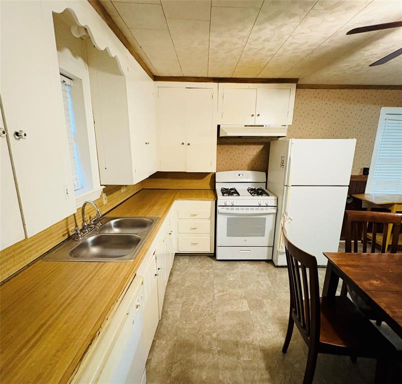 407 North Lane Street Decatur, TX 76234 - Photo 13 of 19 a kitchen that has a sink and a stove in it