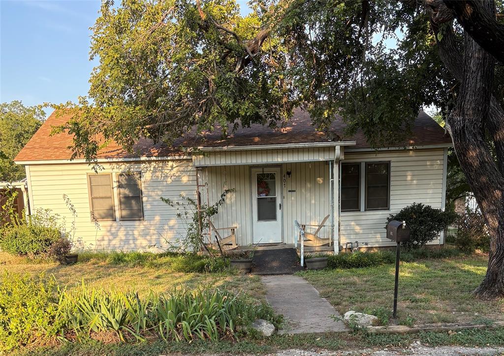 407 North Lane Street Decatur, TX 76234 - Photo 2 of 19 front view of a house with a yard