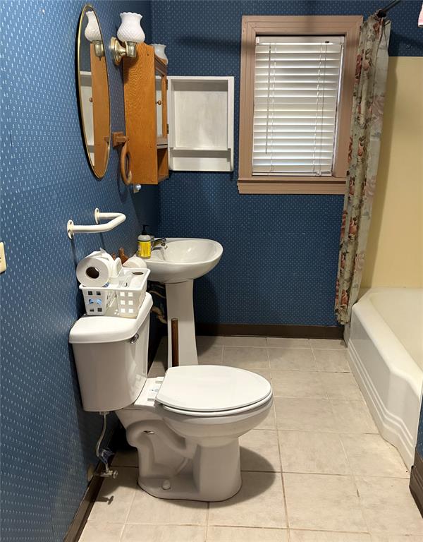 407 North Lane Street Decatur, TX 76234 - Photo 10 of 19 a bathroom with a toilet sink and mirror