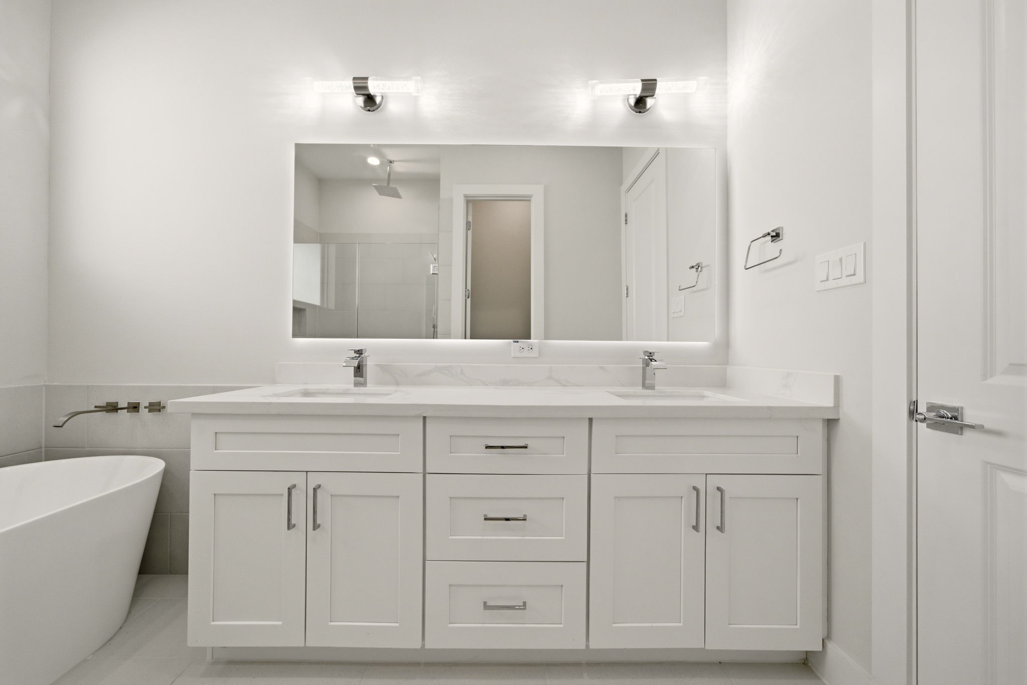 1398 Cedar Post Lane Houston, TX 77080 - Photo 19 of 33 a bathroom with a double vanity sink a mirror and a bathtub