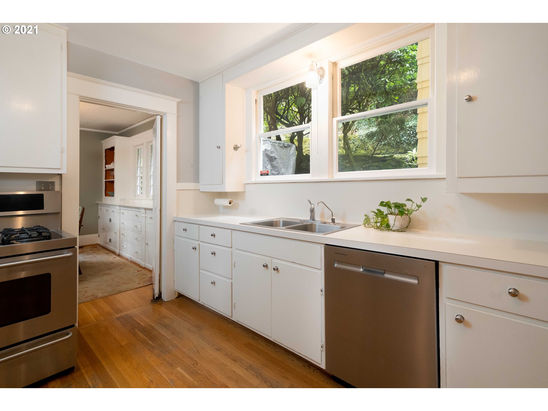 2511 Southwest Arden Road Portland, OR 97201 - Photo 12 of 31