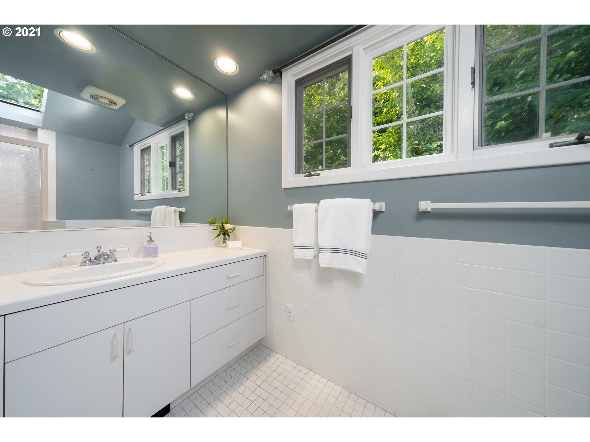 2511 Southwest Arden Road Portland, OR 97201 - Photo 20 of 31