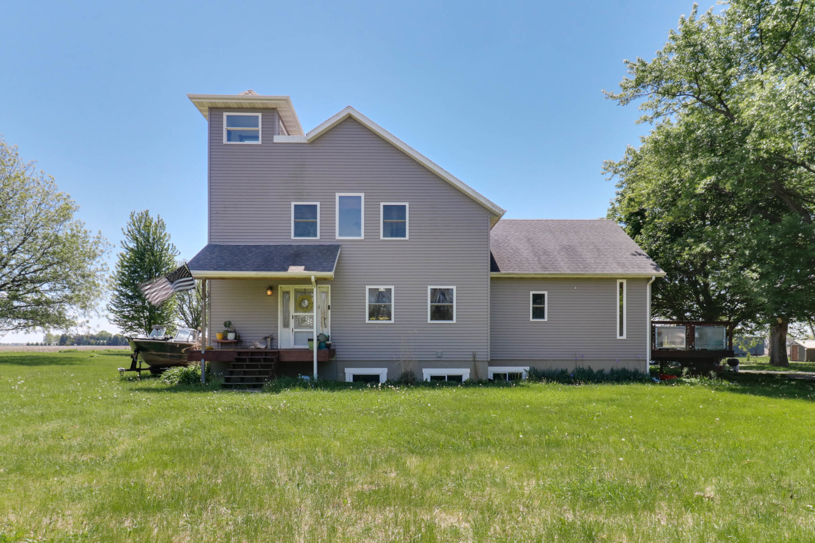 a view of a house with backyard and garden