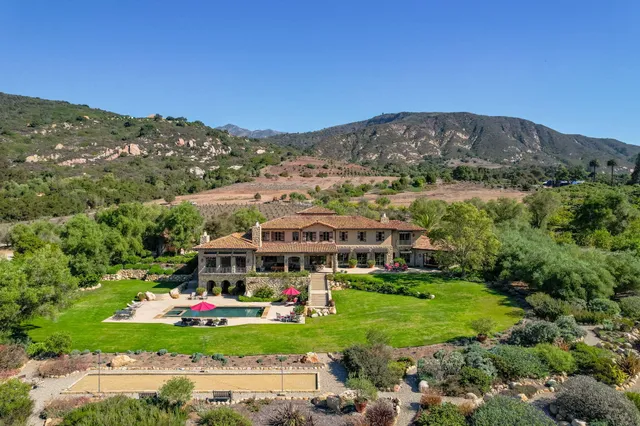 an aerial view of residential building and lake