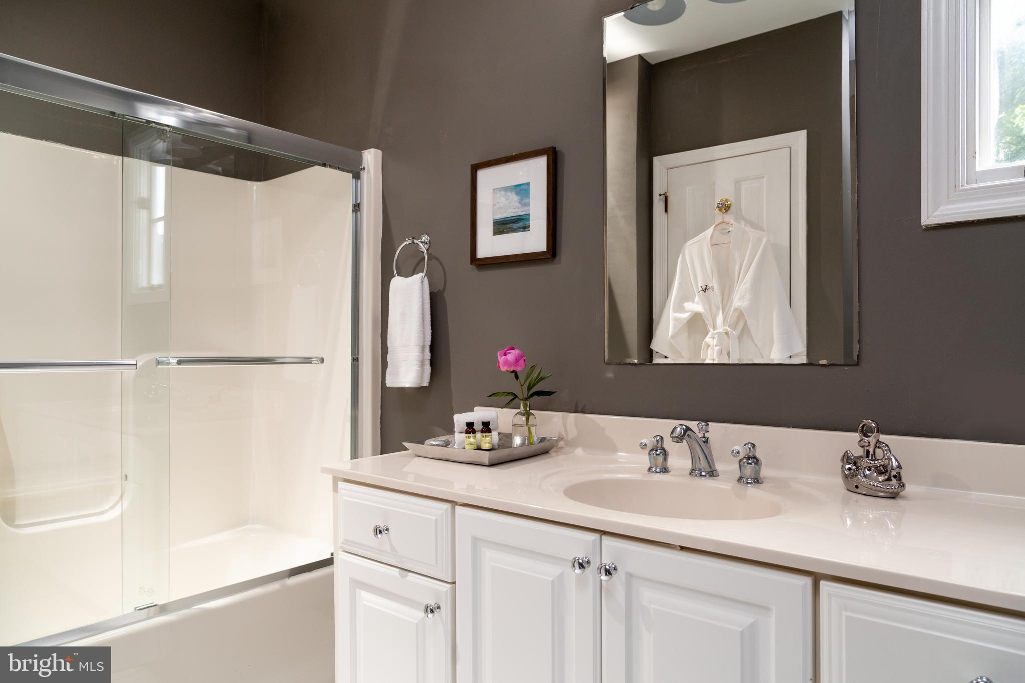 205 Cherry Street St. Michaels, MD 21663 - Photo 23 of 64 a bathroom with a double vanity sink mirror and bathtub