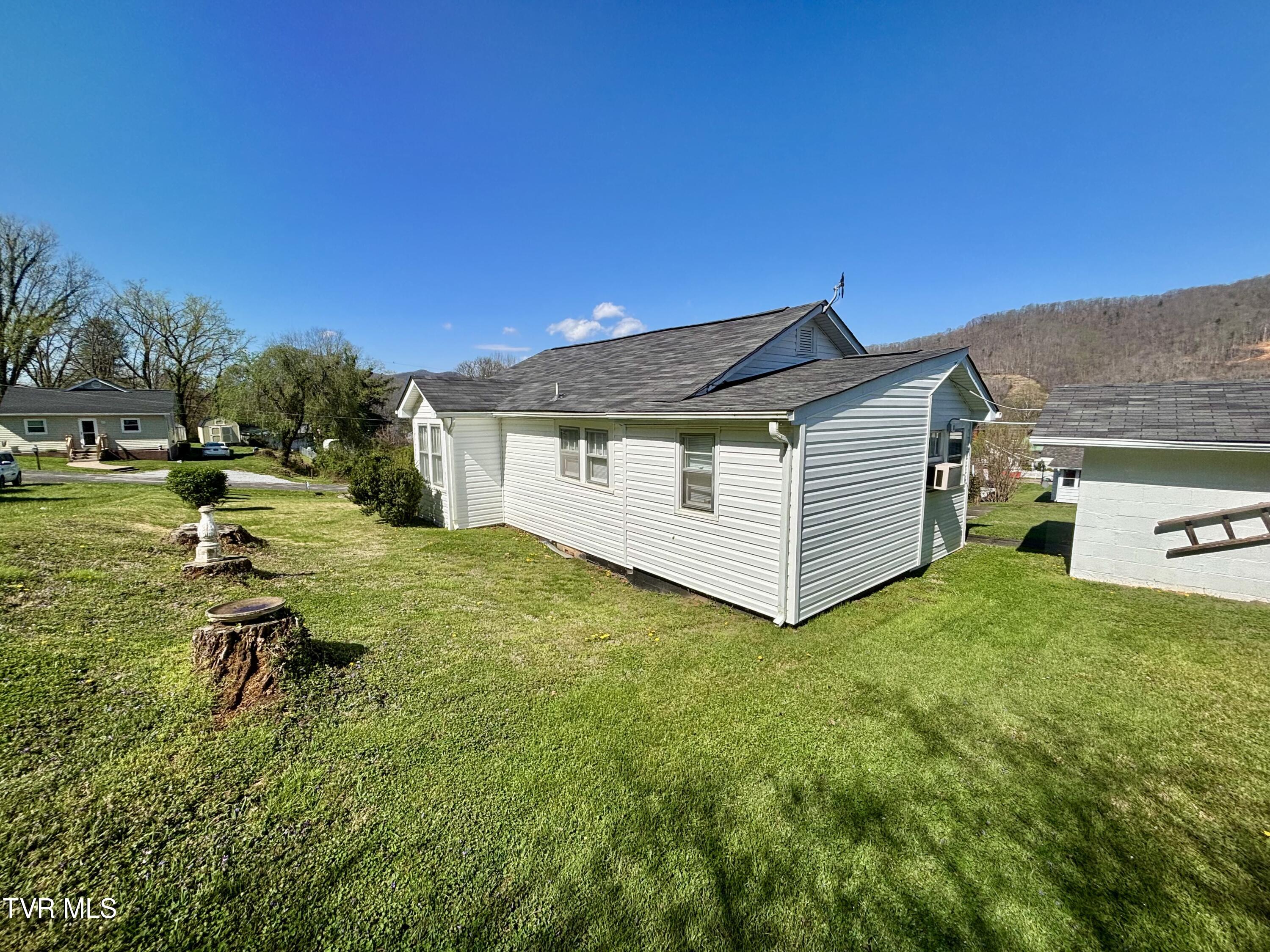 313 School Street Erwin, TN 37650 - Photo 5 of 20 IMG_6839