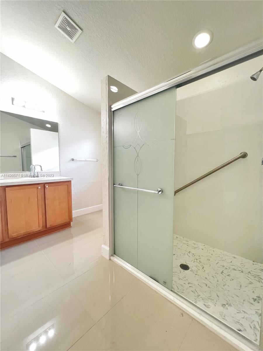5453 Southwest 40th Street Ocala, FL 34474 - Photo 15 of 40 a bathroom with a tub and shower