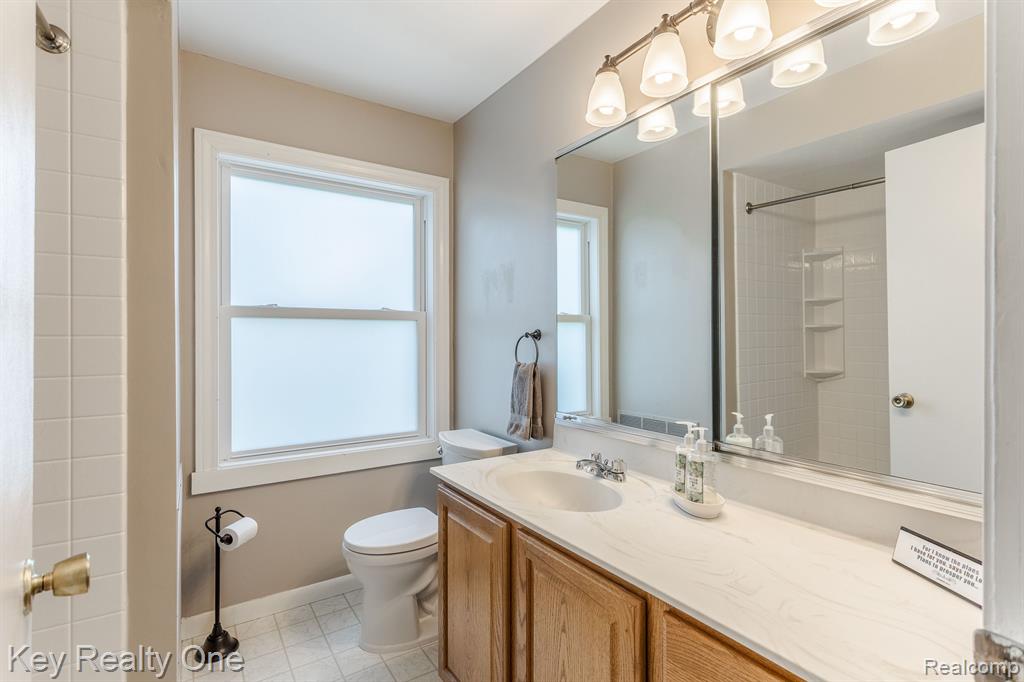 1050 Larson Court Rochester Hills, MI 48307 - Photo 11 of 34