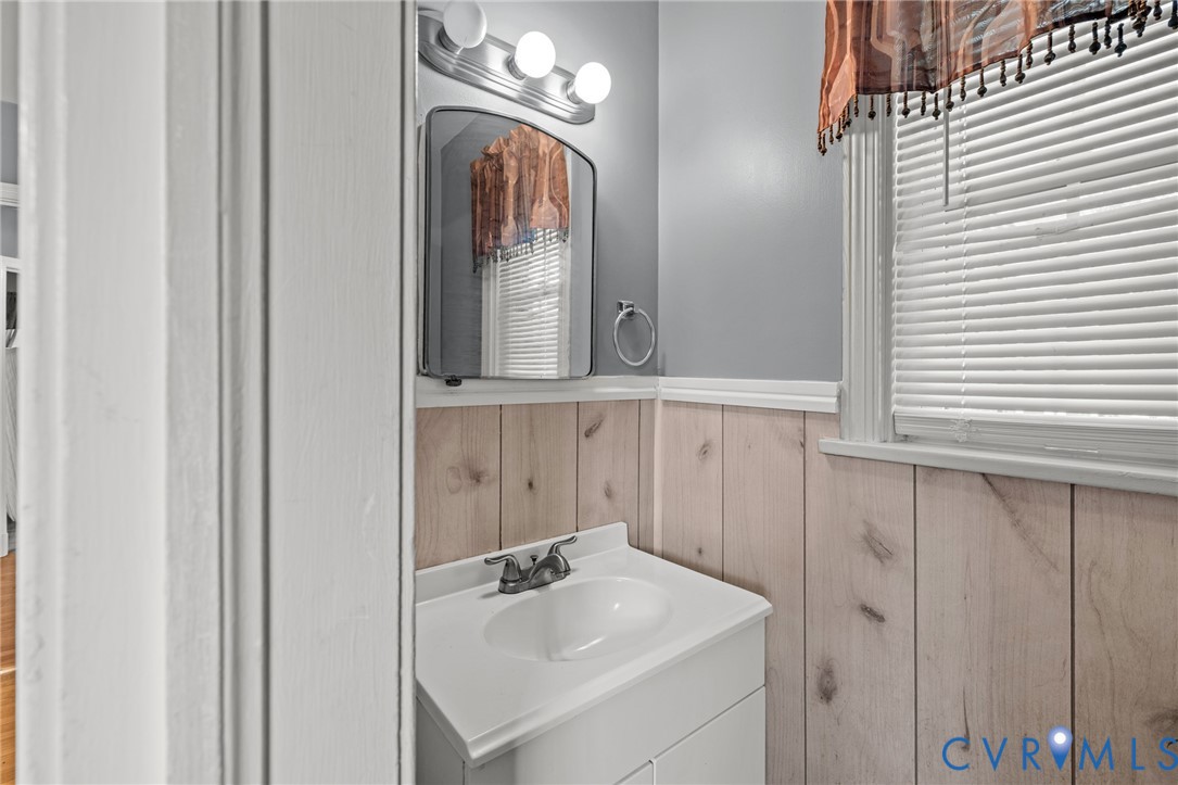 2405 Dumbarton Road Henrico, VA 23228 - Photo 14 of 34 Vanity with an integrated sink, polished chrome fa