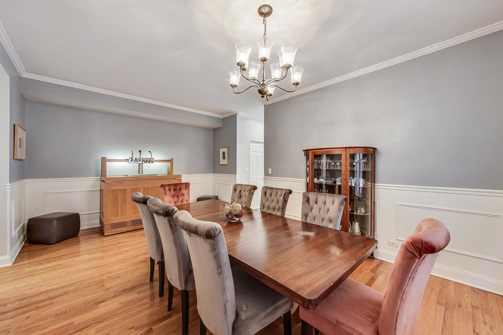 4342 North Sheridan Road, Unit 1N Chicago, IL 60613 - Photo 11 of 29 a view of a dining room with furniture and wooden floor