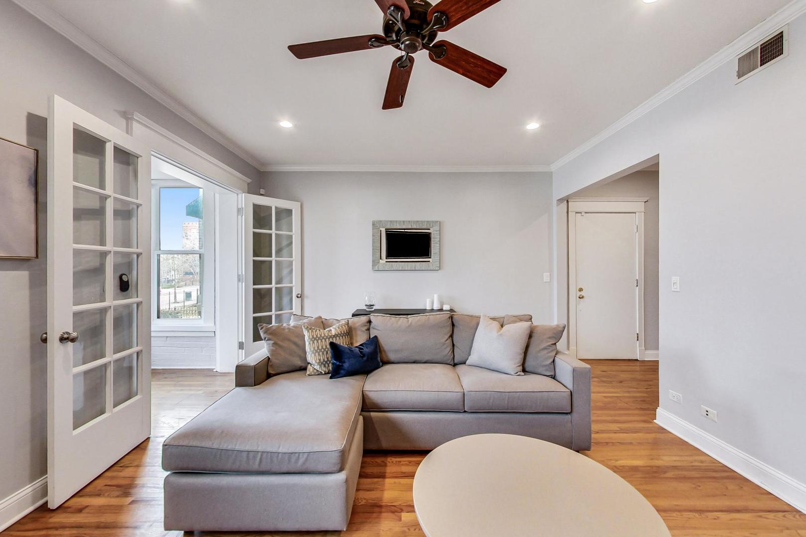 4342 North Sheridan Road, Unit 1N Chicago, IL 60613 - Photo 5 of 29 a living room with furniture and a window
